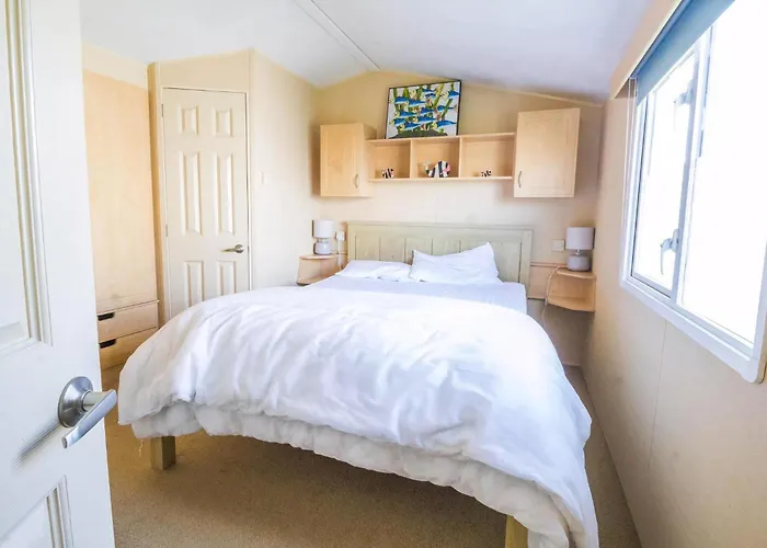 4 Berth Caravan For Hire At Sunkist Holiday Park Near Skegness Ref 42084S