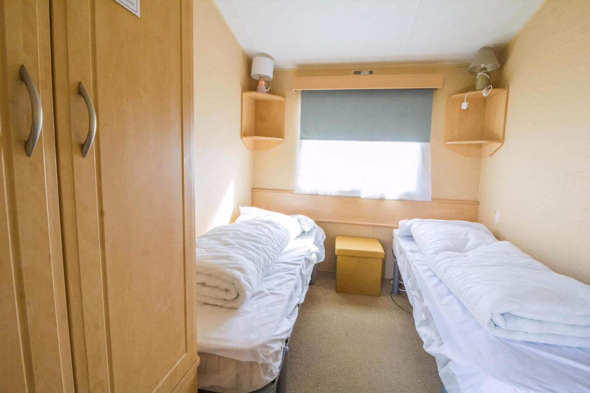Campsite 4 Berth Caravan For Hire At Sunkist Near Skegness Ref 42084s *